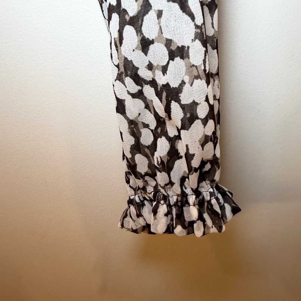 Wilfred Aritzia Black & White Printed Smocked V-Neck Women's Crop Top - Picture 5 of 7